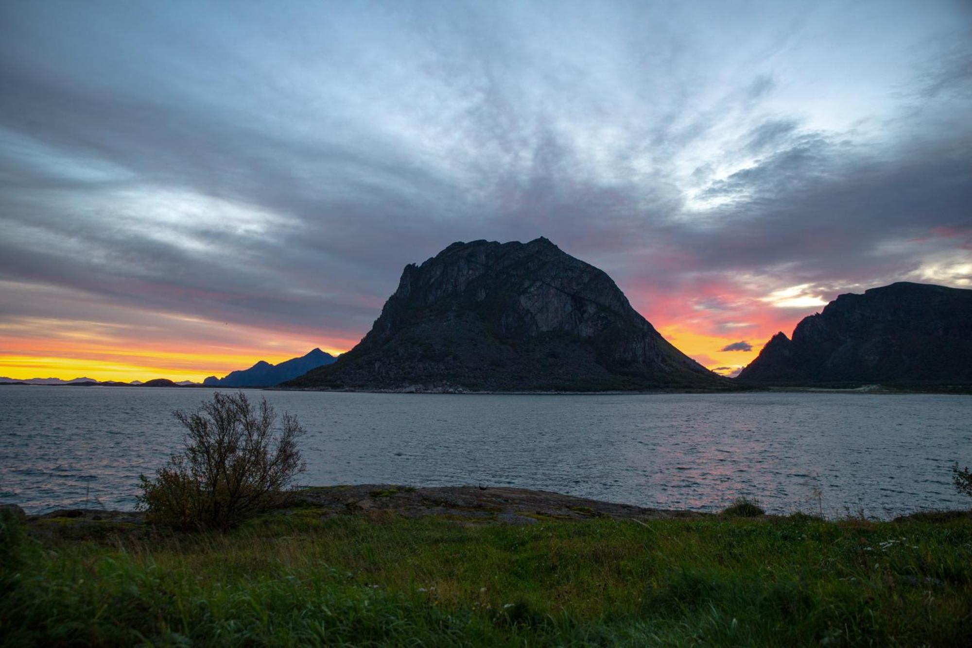Holiday home Lofoten Mountains Midnight Sun And Nothern Lights In Steigen